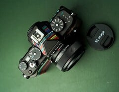 SG-Image 35 mm f/2.2 作为一款价格实惠、小巧紧凑的全能型镜头进行推广。