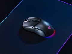 配备 underglow RGB 灯光的 Razer 眼镜蛇 HyperSpeed 游戏鼠标。(图片来源：Razer）