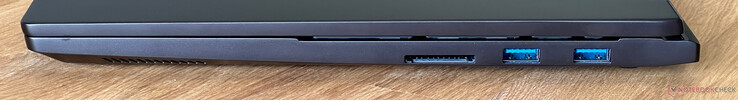 右侧SDXC 读卡器，2 个 USB-A 3.2 Gen.1（5 Gbit/s）