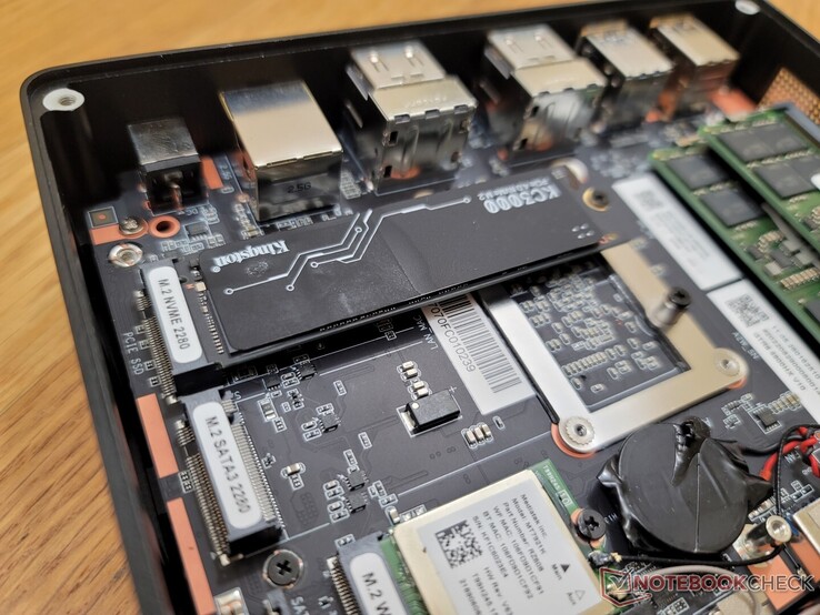 系统可以支持一个M.2 2280 PCIe4 x4 NVMe SSD和一个较慢的M.2 2280 SATA III SSD