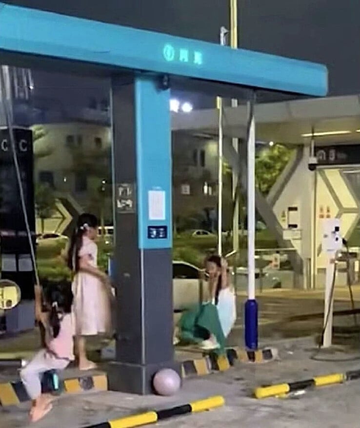 1.5 MW BYD 充电桩被当作秋千使用