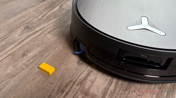 Ecovacs Deebot X11 OmniCyclone 甚至能在测试中识别出这个小接线板