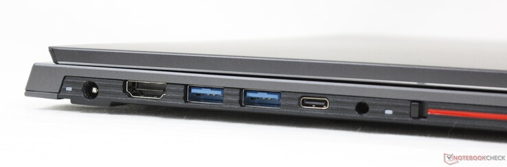 左边：AC适配器，全尺寸HDMI，2个USB-A 3.0，USB-C（无DP或PD），3.5毫米音频插孔，摄像头杀毒开关