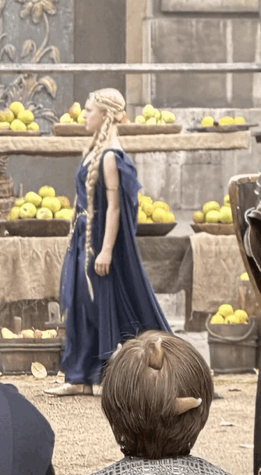 粉丝们认为，这张图片可能显示的是年轻的玛丽卡，也可能是预兆的孩子。