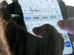 雨中的 Oppo A6s Pro。