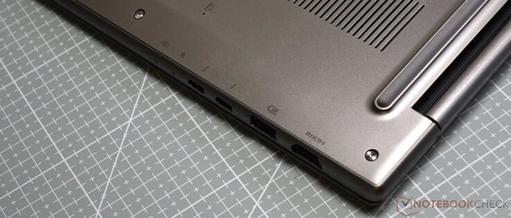 左侧:2 x Thunderbolt、USB-3-A、HDMI