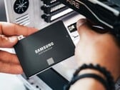 一位改装爱好者正在将稍旧一些的固态硬盘改装成游戏卡带。