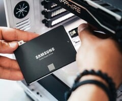 一位改装爱好者正在将稍旧一些的固态硬盘改装成游戏卡带。