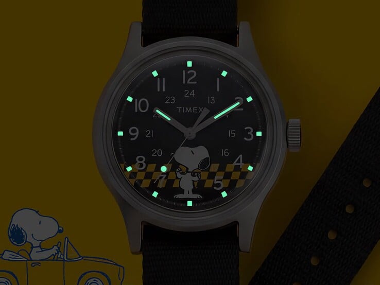 Timex x 花生漫画史努比 MK1 腕表凭借夜光时标和指针，在黑暗中熠熠生辉。 
