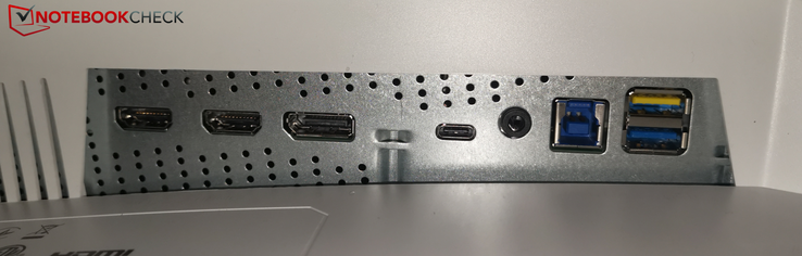 左后方：2个HDMI 2.0，DP，USB-C 3.0，耳机插孔，USB-B，2个USB-A