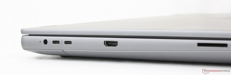 左：交流适配器、2 个 USB-C Thunderbolt 5 w/ DisplayPort 2.1 + Power Delivery（80 Gbps）、HDMI 2.1、SD 读卡器