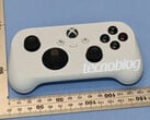 微软的新款 Xbox 控制器外形相对较小。