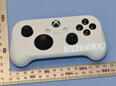 微软的新款 Xbox 控制器外形相对较小。