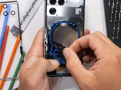 RedMagic 11 Pro 主动冷却系统曝光。(JerryRigEverything on YouTube）