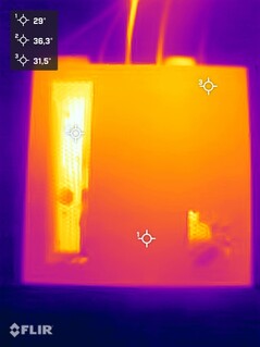 压力测试中的 Minisforum MS-02 Ultra（顶部）