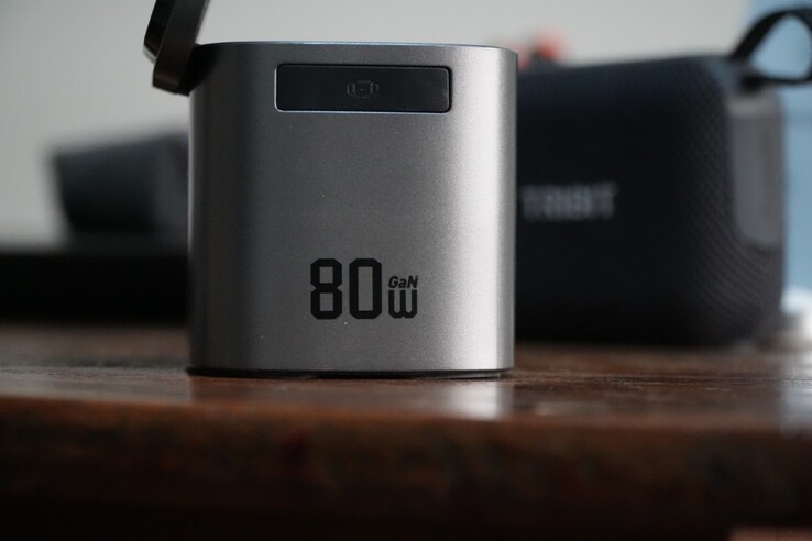 AceFast 6 合 1 充电站的最大功率输出为 80 W