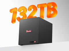 四盘位 ME Pro 370 在中国的起售价约为 634 美元。图为该 NAS 的宣传图,突出了其支持 132TB 存储容量的特点。