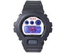 卡西欧G-Shock DW-6900 x F.C. Real Bristol,蓝色EL背光亮起,揭示了数字显示屏后方隐藏的红色Bristol标志。