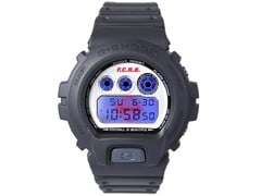 卡西欧G-Shock DW-6900 x F.C. Real Bristol,蓝色EL背光亮起,揭示了数字显示屏后方隐藏的红色Bristol标志。