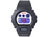 卡西欧G-Shock DW-6900 x F.C. Real Bristol，蓝色EL背光亮起，揭示了数字显示屏后方隐藏的红色Bristol标志。