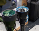 新型 Olight Javelot 手电筒（带滤镜和不带滤镜）（图片来源：Andreas Sebayang/Notebookcheck.com