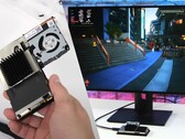 ETA Prime 的 Steam Deck mini PC 非常简陋，但由于采用了开放式机箱和更多散热片，因此比标准 Steam Deck 有更好的隔音和散热效果。(图片来源：YouTube 上的 ETA Prime - 已编辑）