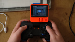 如果你有一个无线手柄，并且不介意屏幕太小的话，在 Rabbit R1 上玩游戏并不难（图片来源：Bringus Studios）