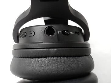 右耳罩上有大型控制按钮、USB-C 端口和 3.5 毫米(1/8 英寸)音频插孔。