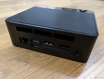 后部千兆 RJ-45、USB-A 3.2、USB-A 2.0、DisplayPort 1.4、HDMI 2.0