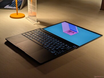 值得庆幸的是，新设计的铰链仍然可以完全打开 180 度，这也是我们对原版机型的喜爱之处。