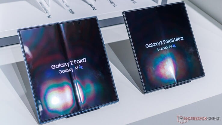 Galaxy Z Fold7上的折痕(推测是使用造成的)与全新的Galaxy Z Fold8 Ultra的对比。