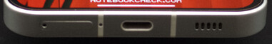 底部。SIM卡插槽、麦克风、USB-C接口、扬声器