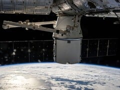 显示卫星绕地球运行的图像。(图片来源：SpaceX-Imagery - Pixabay）
