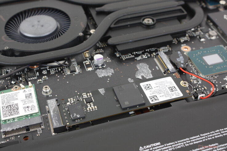 两个 M.2 PCIe4 x4 NVMe 2280 插槽。系统不包括硬盘散热垫