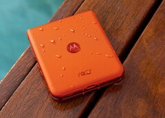 Razr 50 通过了 IPx8 认证，在中国可配置高达 512 GB 的存储空间。(图片来源：摩托罗拉）