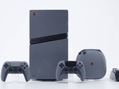复古灰色的 PlayStation 5 Pro 30 周年纪念限量版主机，配有两个配套的 DualSense 控制器、一个便携包和一个控制器充电底座。(图片来源：索尼互动娱乐）