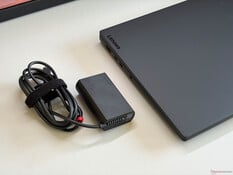 紧凑型 65W 电源