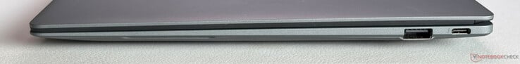 右侧：USB-A 3.2 Gen 2 (10 Gbps)、USB-C 4.0，支持 Thunderbolt 4 (40 Gbps、DisplayPort 1.4、Power Delivery 3.0)
