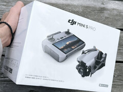 大疆创新显然已经开始向有影响力的用户发送 Mini 5 Pro 零售机。(图片来源：Reddit）