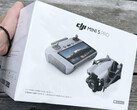 大疆创新显然已经开始向有影响力的用户发送 Mini 5 Pro 零售机。(图片来源：Reddit）
