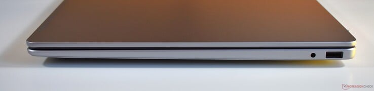 右侧:3.5mm 音频接口, USB-A 3.2 Gen 1