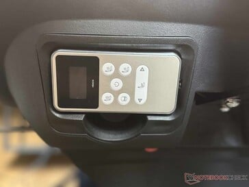 ……不使用时,该装置通过一条电缆连接,收纳在座椅侧面。