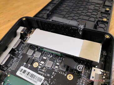 M.2 2280 SATA III插槽不支持NVMe SSD。我们的测试装置中包括一个非常薄的铝制散热片