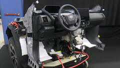 丰田新型电动汽车在装配线上自动行驶（图片：丰田/YT）