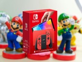 任天堂于 2021 年 10 月推出 Switch OLED。(图片来源：任天堂，Ryan Quintel on Unsplash，经编辑）