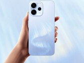 Oppo Reno15 FS 5G 在防水机身中内置了 5000 万像素自拍摄像头。(图片来源:Oppo)