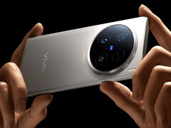 vivo X300 Pro 将比图中的 X200 Ultra 略小。(图片来源：vivo）