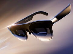 Xreal 1 Pro+ AR 眼镜连接笔记本电脑、手机和游戏主机时,可呈现亮度达 1,200 尼特的 HDR 画面。