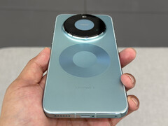 浅蓝色外观的华为 Mate 80 Pro Max。(图片来源：fenibook）