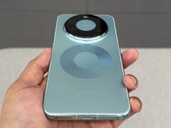 浅蓝色外观的华为 Mate 80 Pro Max。(图片来源:fenibook)